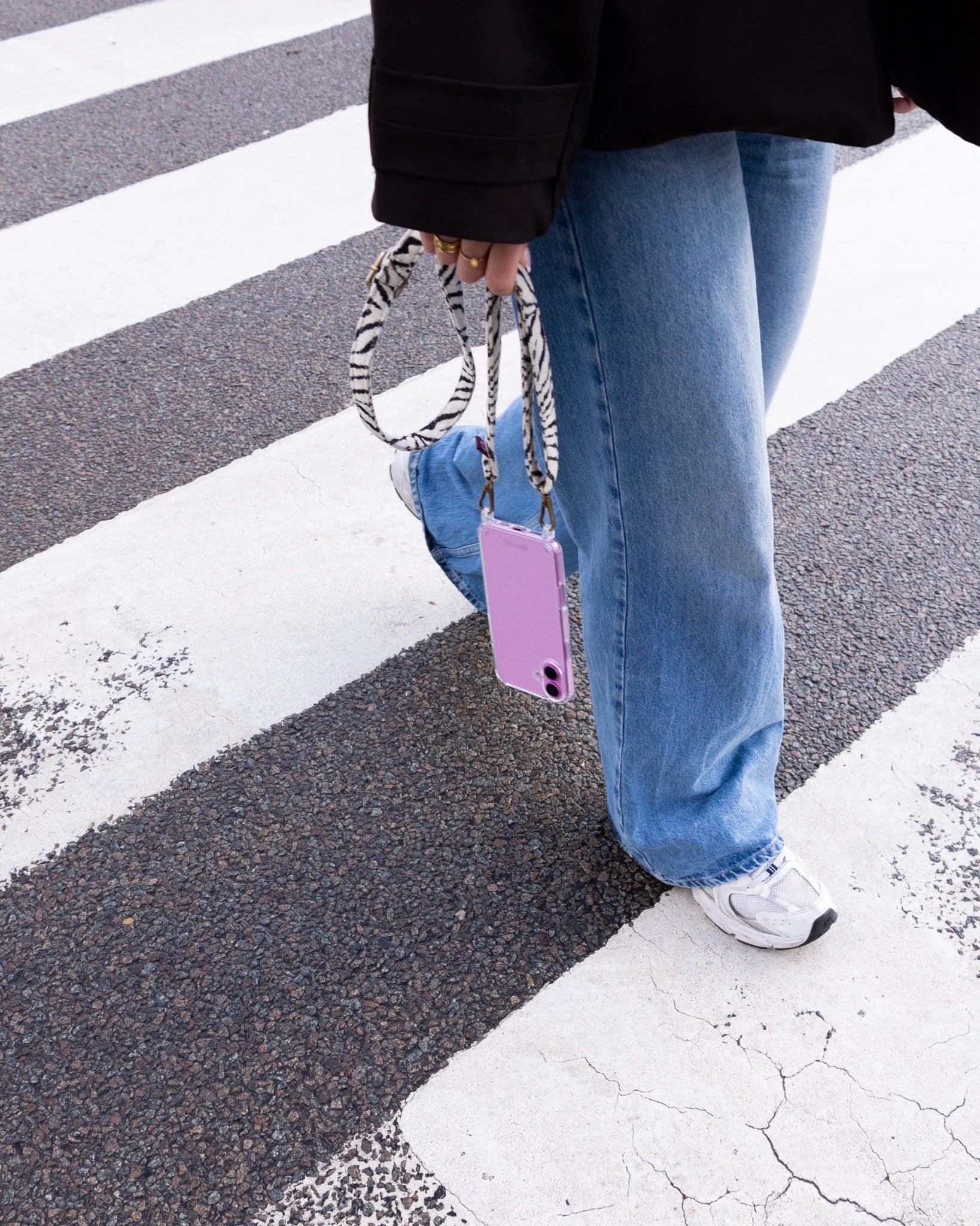 iPhone 16 Pro - Telefoonhoes met Blanc Bliss koord